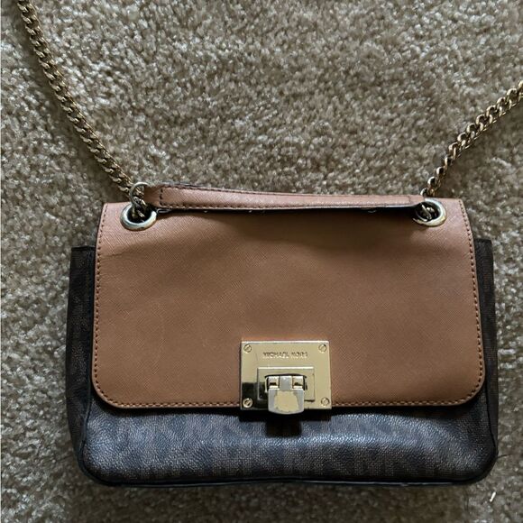 Michael Kors Tina Small Crossbody: An Elegant Style with Distinct Character. - Picture 2 of 14